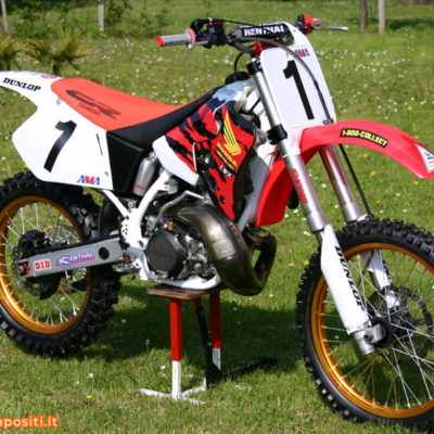 Honda CR250 con protezioni custom in carbonio