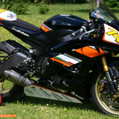 Yamaha R6 con grafiche personalizzate