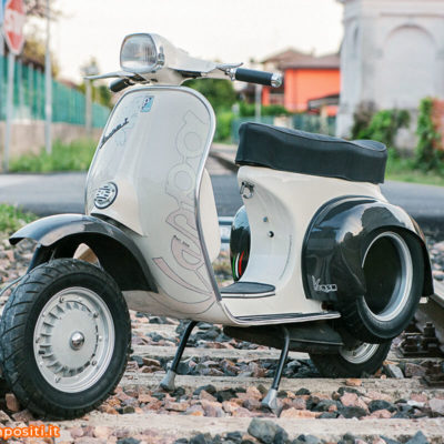 Vespa Sprint 150 con parti custom in carbonio